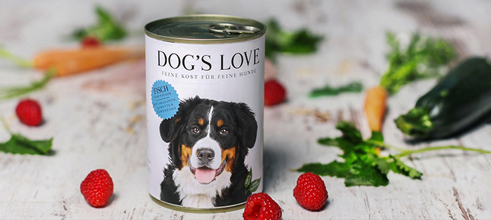 Eine Dose DOG'S LOVE Fisch umgeben von Karotten & Himbeeren 