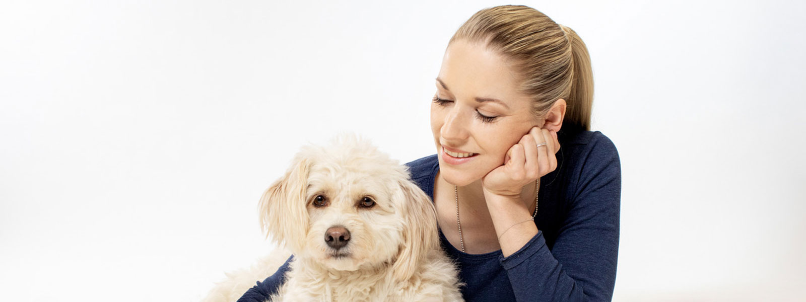 conny sporrer mit hund im arm