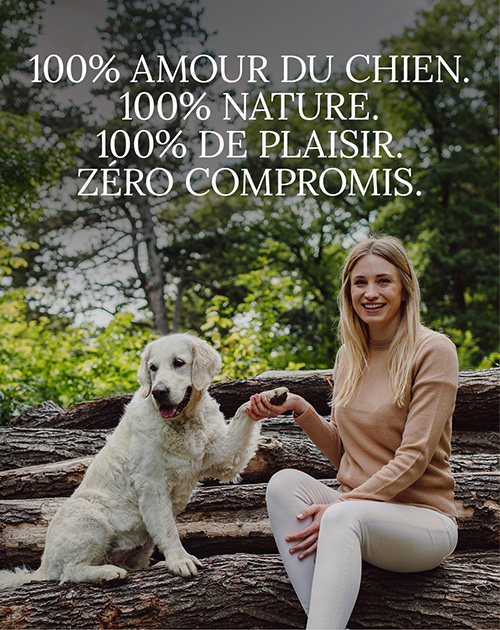 Katharina Miklauz et son chien Nala assis sur des troncs d'arbre