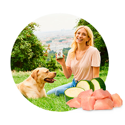 Katharina Miklauz avec le chien Enzo de l'Office et des matières premières Poulet et Zuccini