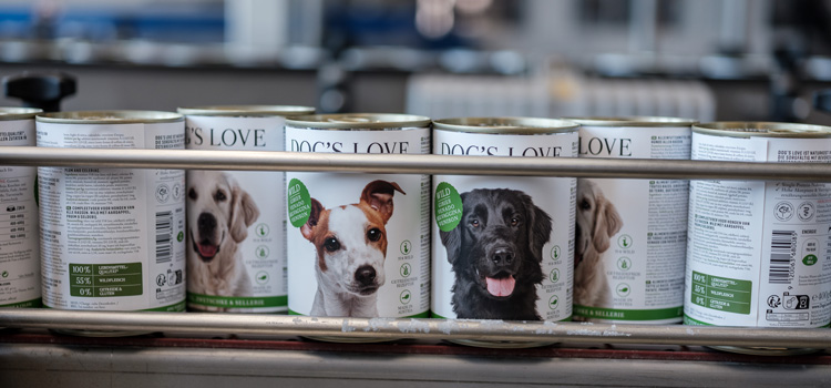 DOG'S LOVE Boîtes qui défilent sur un tapis roulant dans l'usine